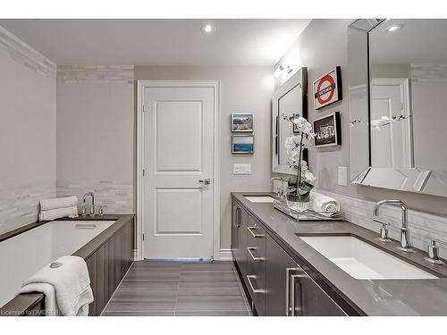 129-3500 Lakeshore Road W, Oakville, ON - Indoor Photo Showing Bathroom