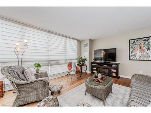 1208-2185 Marine Drive, Oakville, ON - Indoor Photo Showing Living Room