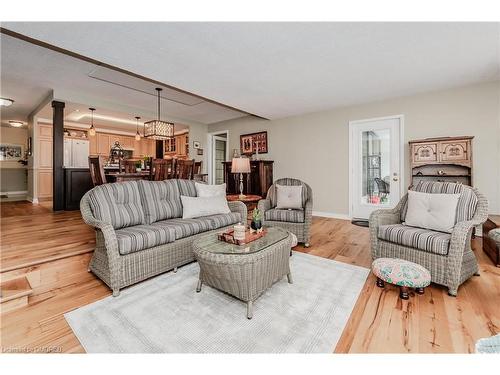1208-2185 Marine Drive, Oakville, ON - Indoor Photo Showing Living Room