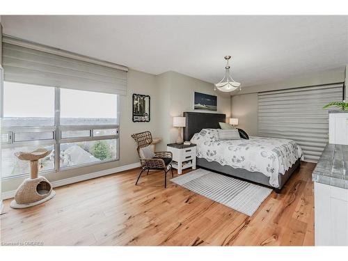 1208-2185 Marine Drive, Oakville, ON - Indoor Photo Showing Bedroom