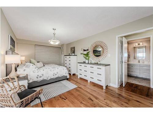 1208-2185 Marine Drive, Oakville, ON - Indoor Photo Showing Bedroom