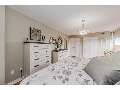 1208-2185 Marine Drive, Oakville, ON - Indoor Photo Showing Bedroom