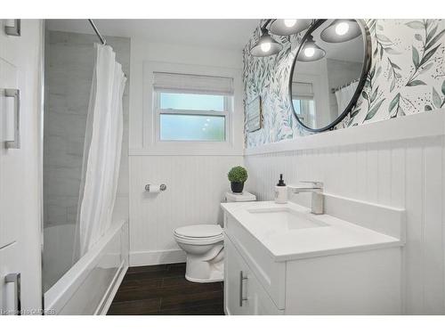 16 Church Street, Waterdown, ON - Indoor Photo Showing Bathroom