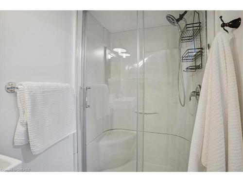 16 Church Street, Waterdown, ON - Indoor Photo Showing Bathroom