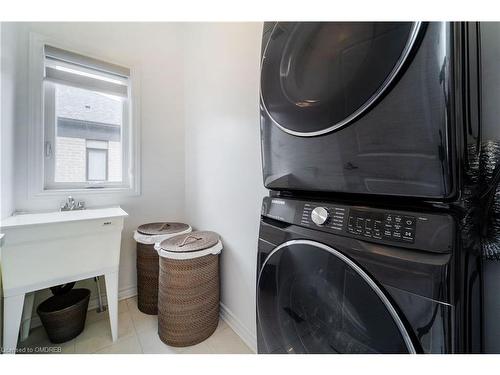 2519 Littlefield Crescent, Oakville, ON - Indoor Photo Showing Laundry Room