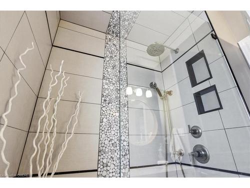 546 Dynes Road, Burlington, ON - Indoor Photo Showing Bathroom
