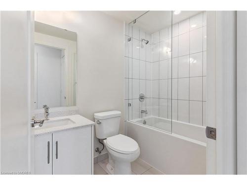 302-509 Dundas Street W, Oakville, ON - Indoor Photo Showing Bathroom