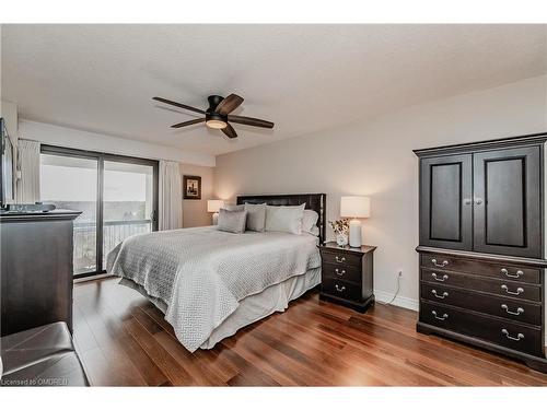 806-2185 Marine Drive, Oakville, ON - Indoor Photo Showing Bedroom