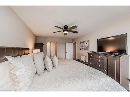 806-2185 Marine Drive, Oakville, ON - Indoor Photo Showing Bedroom