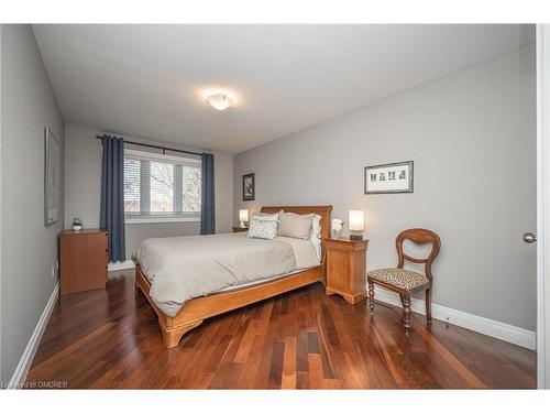 402 Patricia Drive, Burlington, ON - Indoor Photo Showing Bedroom