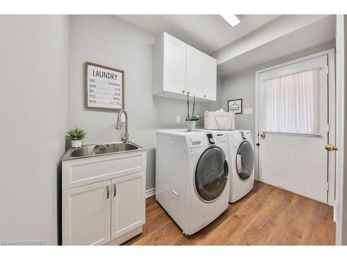 195 Elderwood Trail, Oakville, ON - Indoor Photo Showing Laundry Room