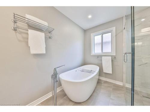 195 Elderwood Trail, Oakville, ON - Indoor Photo Showing Bathroom