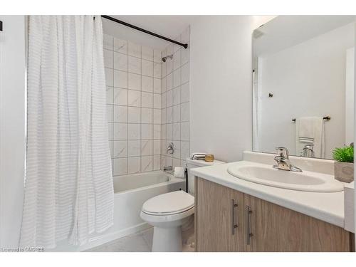 1001-450 Dundas Street E, Waterdown, ON - Indoor Photo Showing Bathroom