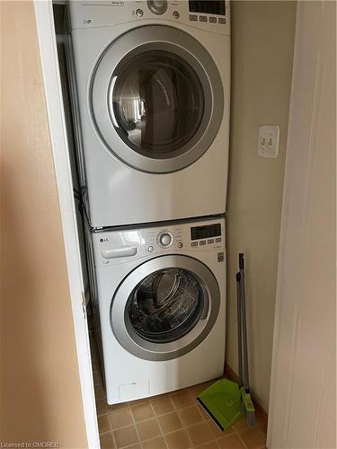 1102-25 Fairview Road W, Mississauga, ON - Indoor Photo Showing Laundry Room