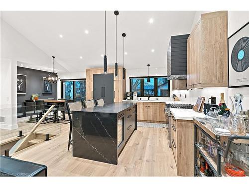 1344 Bridge Road, Oakville, ON - Indoor Photo Showing Kitchen With Upgraded Kitchen
