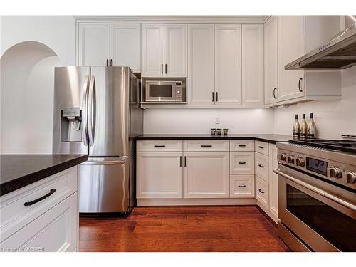 3389 Springflower Way, Oakville, ON - Indoor Photo Showing Kitchen With Upgraded Kitchen