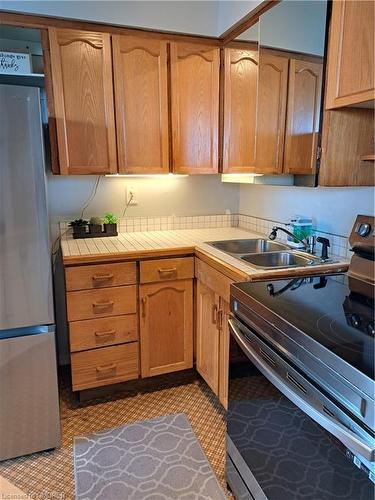 909-212 Kerr Street, Oakville, ON - Indoor Photo Showing Kitchen With Double Sink