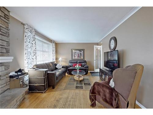 400 Maple Avenue, Georgetown, ON - Indoor Photo Showing Living Room