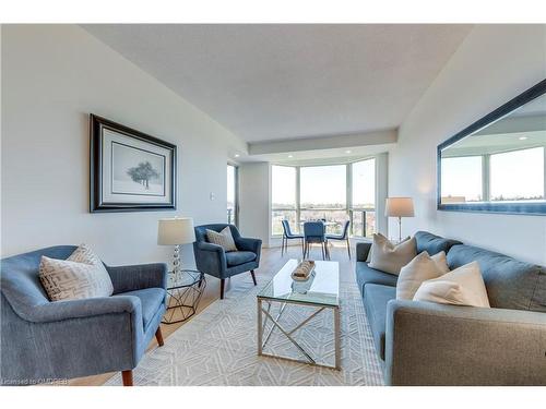 617-2511 Lakeshore Road W, Oakville, ON - Indoor Photo Showing Living Room
