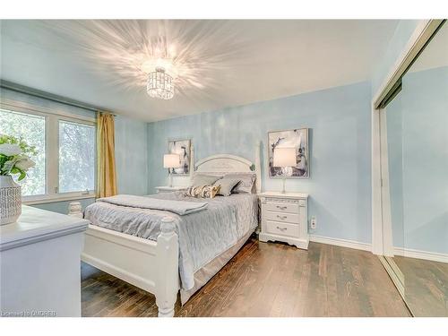 2109 Devon Road, Oakville, ON - Indoor Photo Showing Bedroom