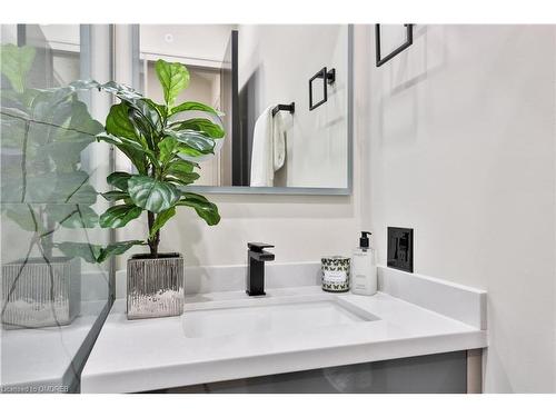 55 West 22Nd Street, Hamilton, ON - Indoor Photo Showing Bathroom