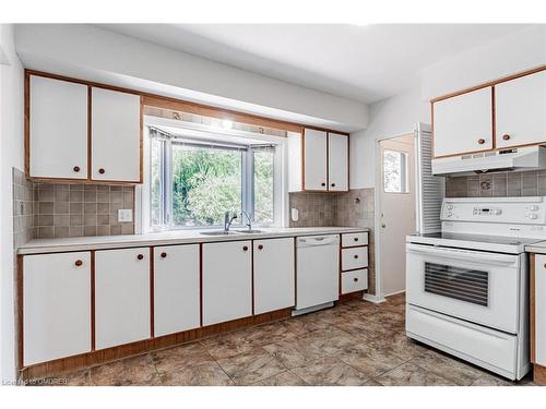2435 Cyprus Avenue, Burlington, ON - Indoor Photo Showing Kitchen