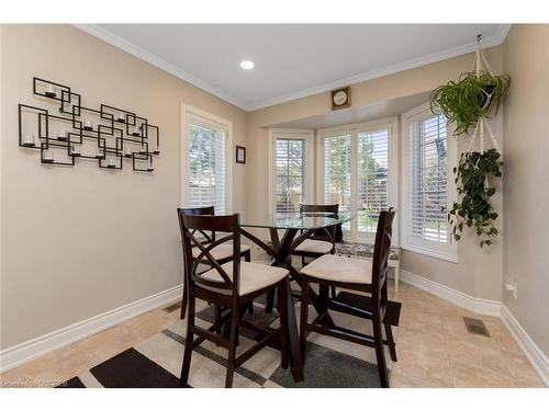 30-222 Fellowes Crescent, Waterdown, ON - Indoor Photo Showing Dining Room