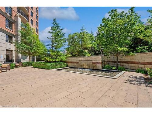 1104-2379 Central Park Drive E, Oakville, ON - Outdoor