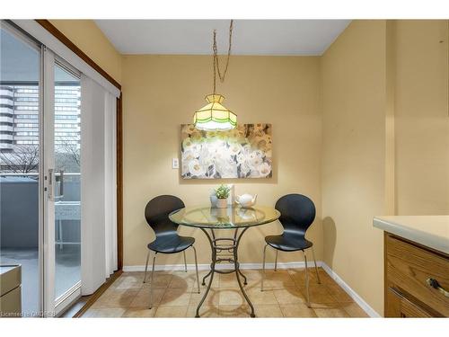 205-1425 Ghent Avenue, Burlington, ON - Indoor Photo Showing Dining Room
