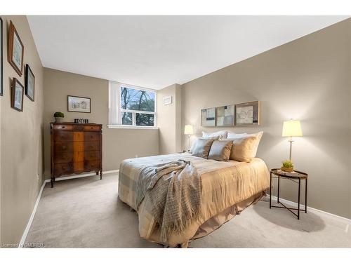 205-1425 Ghent Avenue, Burlington, ON - Indoor Photo Showing Bedroom