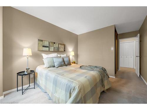 205-1425 Ghent Avenue, Burlington, ON - Indoor Photo Showing Bedroom