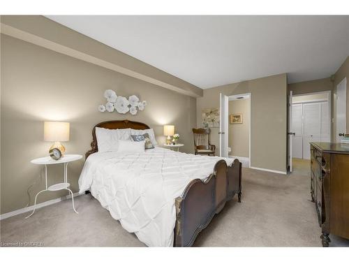 205-1425 Ghent Avenue, Burlington, ON - Indoor Photo Showing Bedroom