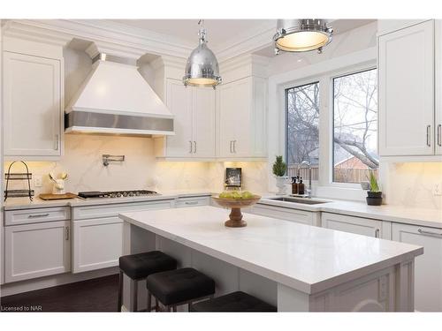 1325 Sheldon Avenue, Oakville, ON - Indoor Photo Showing Kitchen With Upgraded Kitchen