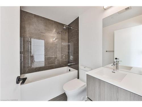 907-220 Missinnihe Way, Mississauga, ON - Indoor Photo Showing Bathroom