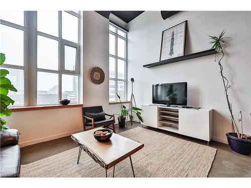 404-404 King Street Street W, Kitchener, ON - Indoor Photo Showing Living Room