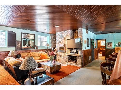 7491 15 Side Road, Halton Hills, ON - Indoor Photo Showing Living Room