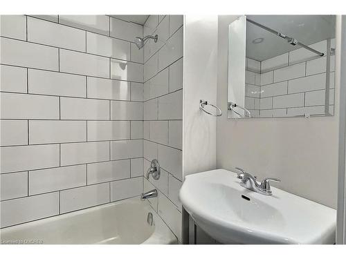 14-8 Tisdale Street S, Hamilton, ON - Indoor Photo Showing Bathroom