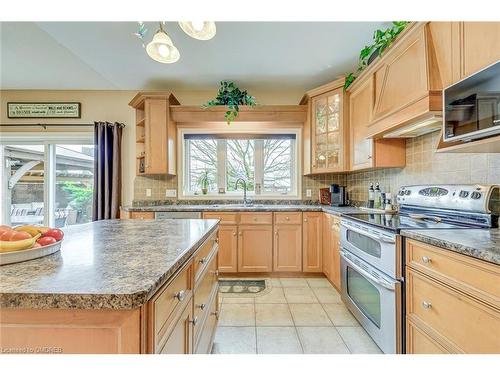 20 Justin Crescent, St. Catharines, ON - Indoor Photo Showing Kitchen With Double Sink