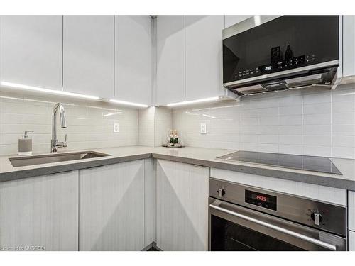 314-297 Oak Walk Drive, Oakville, ON - Indoor Photo Showing Kitchen With Upgraded Kitchen