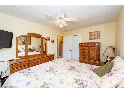 1503 Brenner Crescent, Burlington, ON - Indoor Photo Showing Bedroom