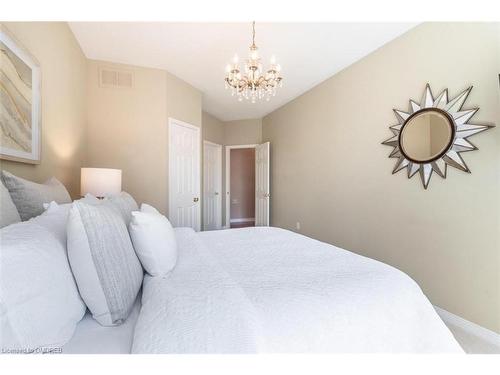 2236 Turnberry Road, Burlington, ON - Indoor Photo Showing Bedroom