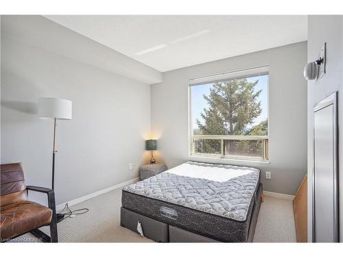 422-2511 Lakeshore Road W, Oakville, ON - Indoor Photo Showing Bedroom