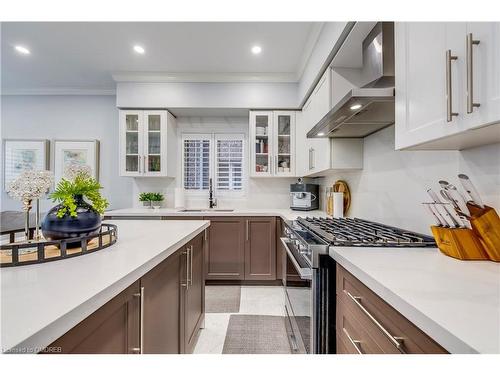 5488 Tenth Line W, Mississauga, ON - Indoor Photo Showing Kitchen With Upgraded Kitchen