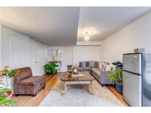 372 Creek Path Avenue, Oakville, ON - Indoor Photo Showing Living Room