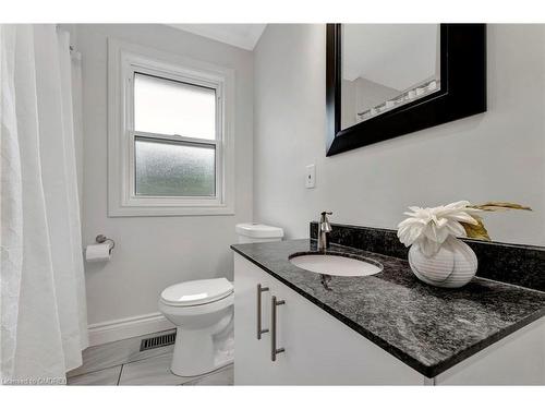 2060 Maplewood Drive, Burlington, ON - Indoor Photo Showing Bathroom