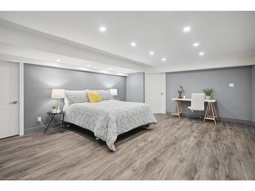 20 Craven Avenue, Burlington, ON - Indoor Photo Showing Bedroom