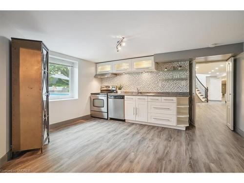 20 Craven Avenue, Burlington, ON - Indoor Photo Showing Kitchen With Upgraded Kitchen