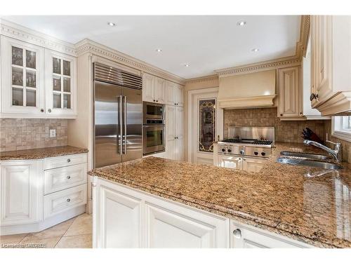 1832 Mallwood Court, Mississauga, ON - Indoor Photo Showing Kitchen With Double Sink With Upgraded Kitchen