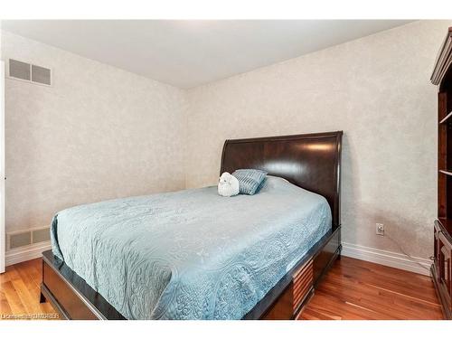 1832 Mallwood Court, Mississauga, ON - Indoor Photo Showing Bedroom