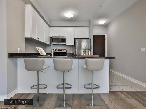318-216 Oak Park Boulevard, Oakville, ON - Indoor Photo Showing Kitchen With Upgraded Kitchen
